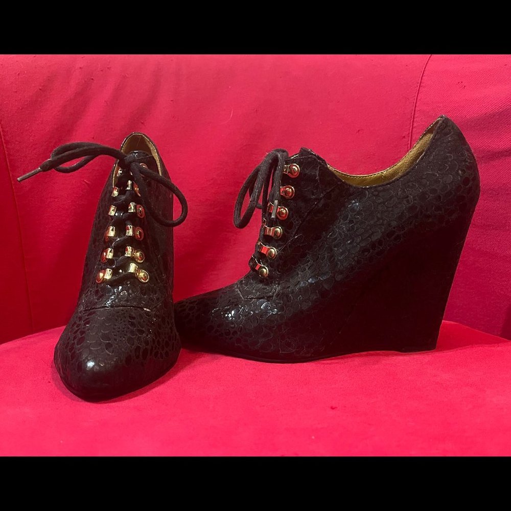 Christian Siriano Black Crocodile Textured Lace Up Bootie 9 1/2 : New